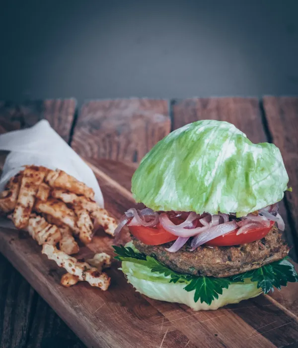 Vejetaryen Burger ve Fırında Kereviz Cips