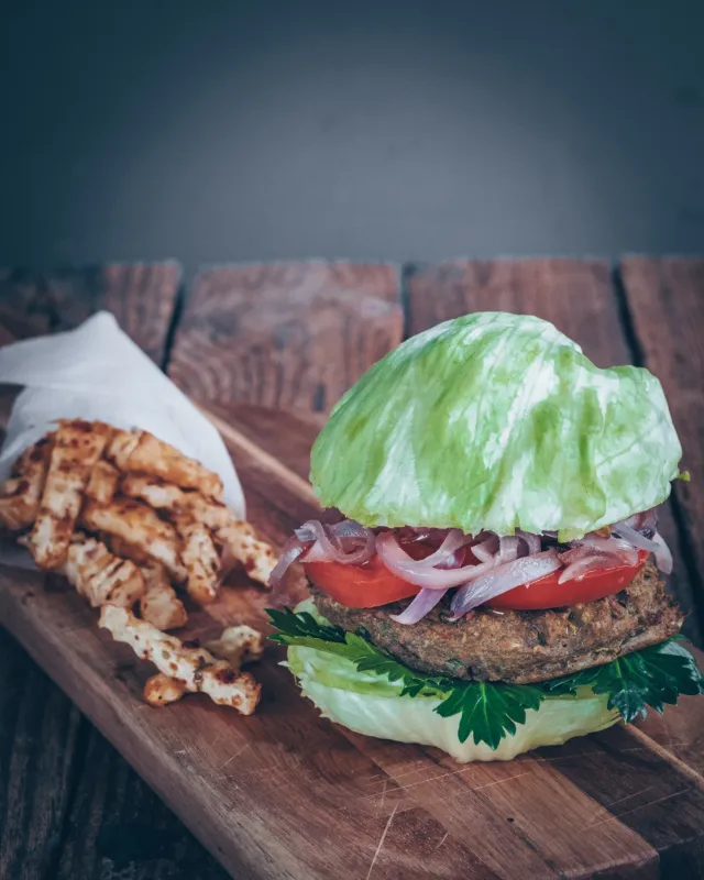 Vejetaryen Burger ve Fırında Kereviz Cips